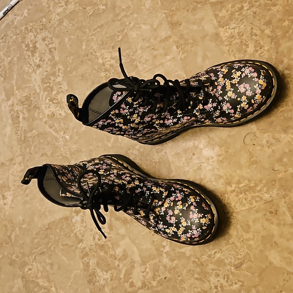 Floral print Dr Martins 8 hole authentic - Picture 1 of 8